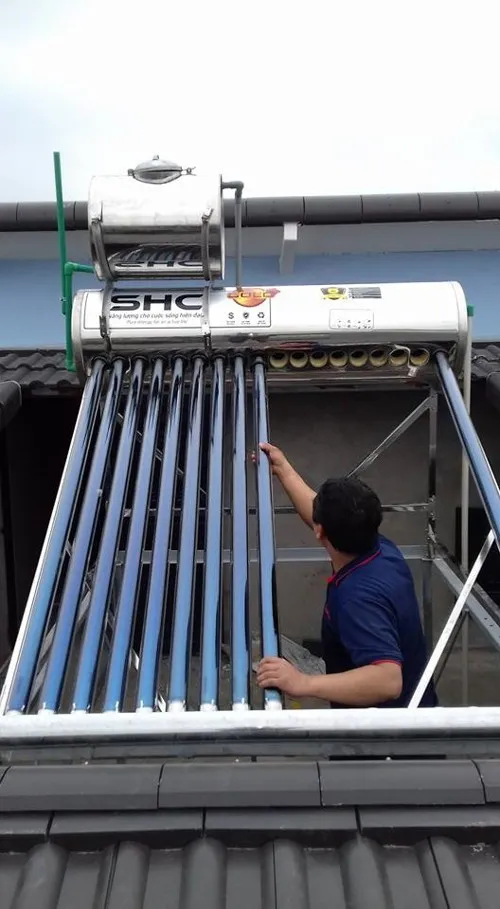 Vệ sinh dàn nước nóng năng lượng mặt trời