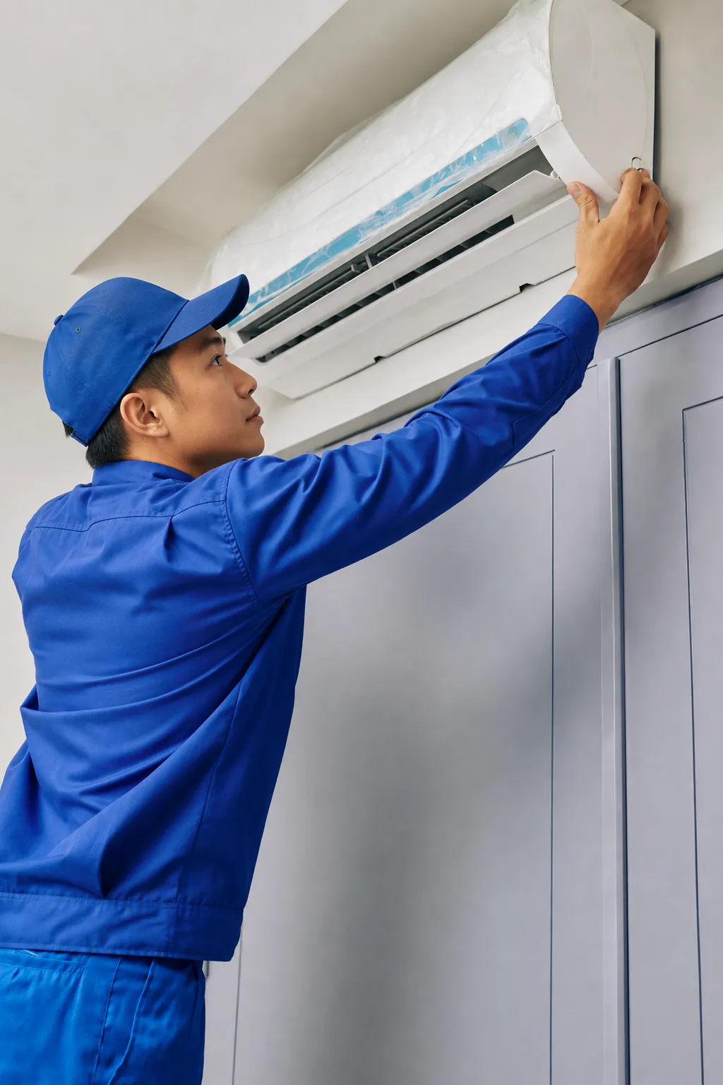Nhân viên kiểm tra điều hòa